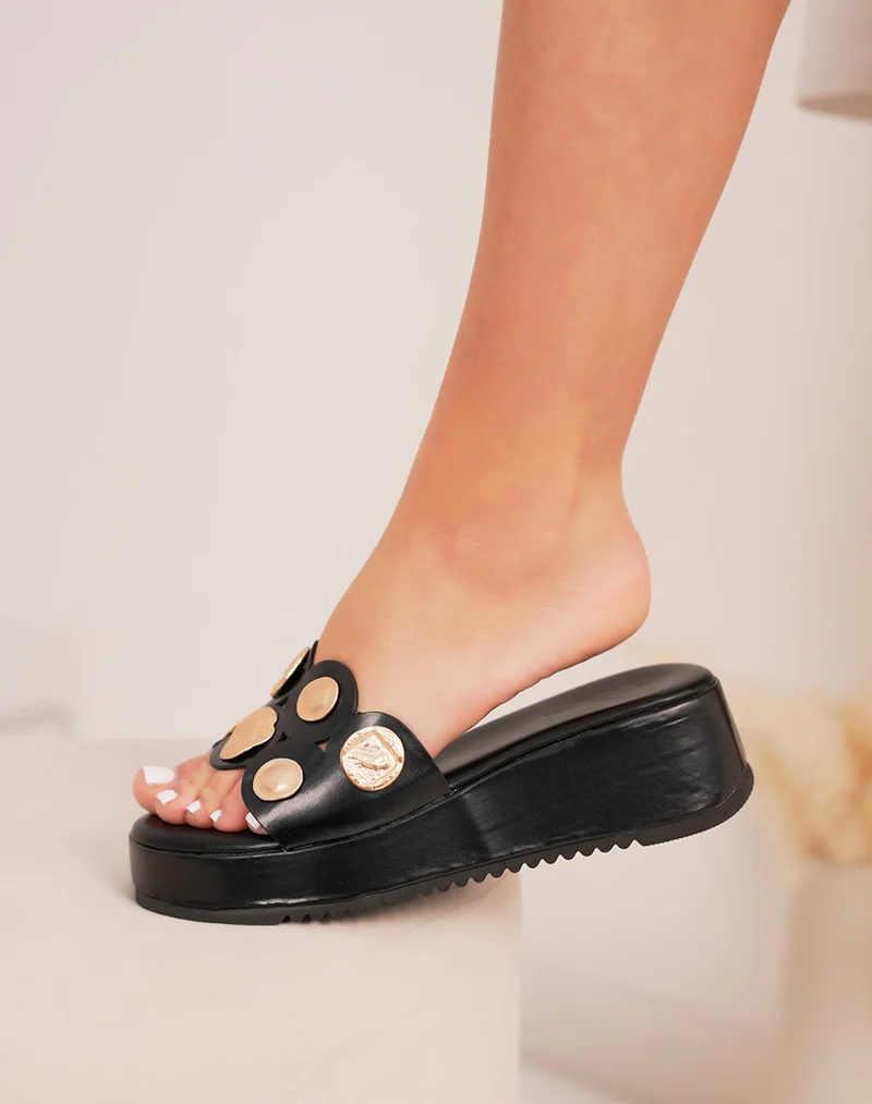 Mules femme noires tendance à plate-forme et pièces dorées brillantes