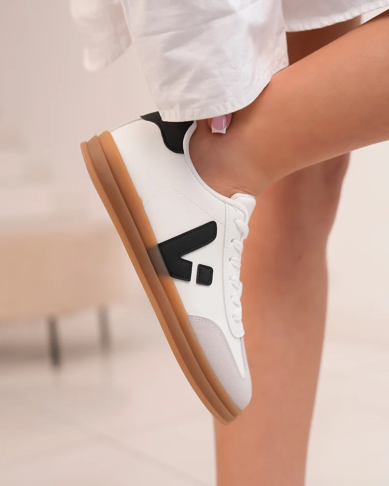 Basket femme blanche avec détails noirs et semelle marron