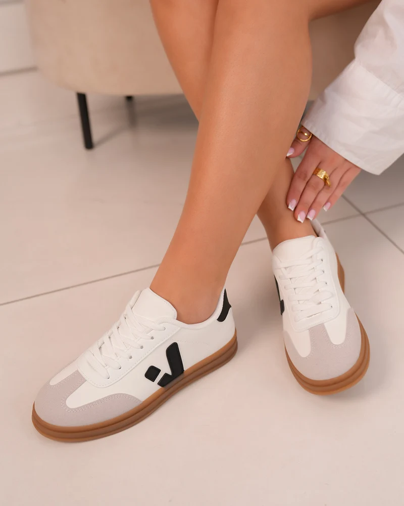 Basket femme blanche avec détails noirs et semelle marron