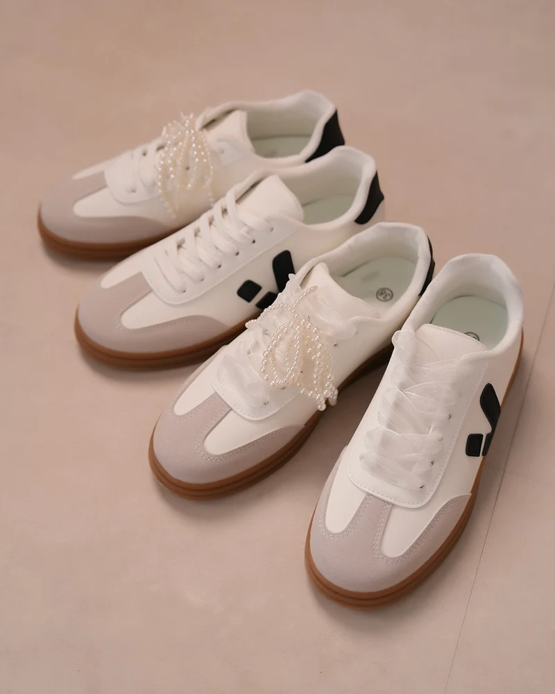 Basket femme blanche avec détails noirs et semelle marron