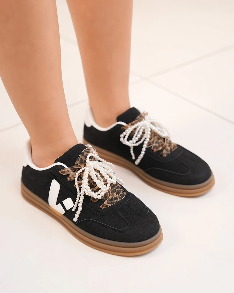 Basket femme noire en suédine avec détails blancs et semelle marron
