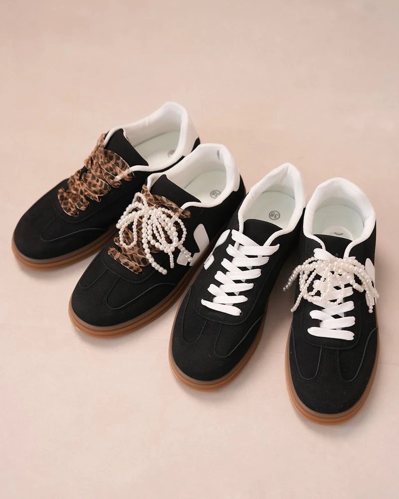 Basket femme noire en suédine avec détails blancs et semelle marron