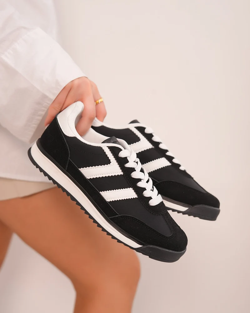 Basket femme noire et blanche avec rayures latérales