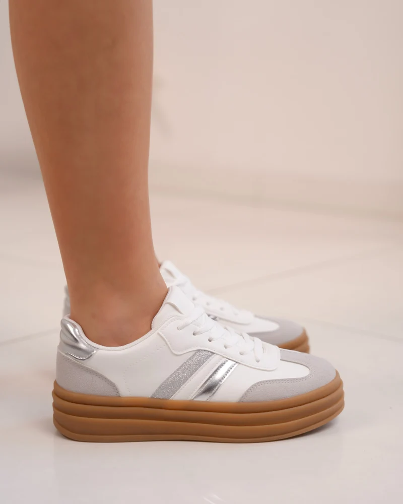 Basket femme blanche avec empiècement gris et détails argentés
