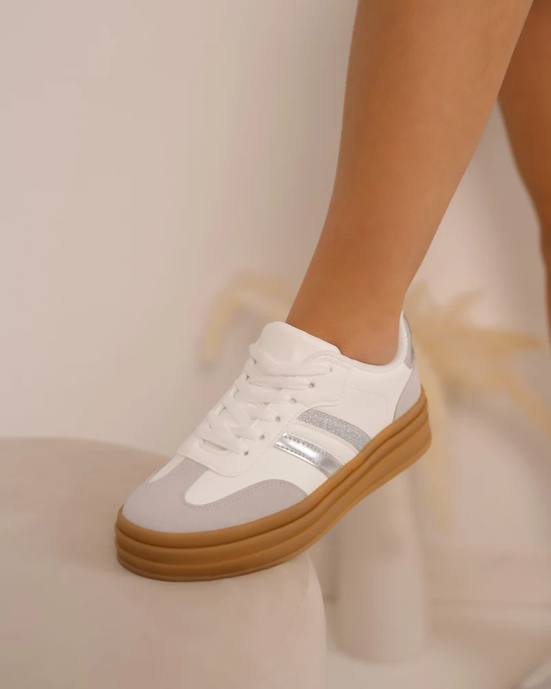 Basket femme blanche avec empiècement gris et détails argentés