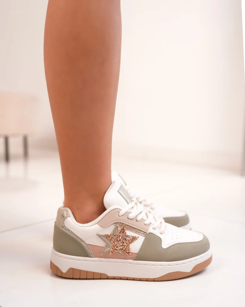 Basket femme blanche, beige et verte avec étoiles dorées pailletées et lacets épais