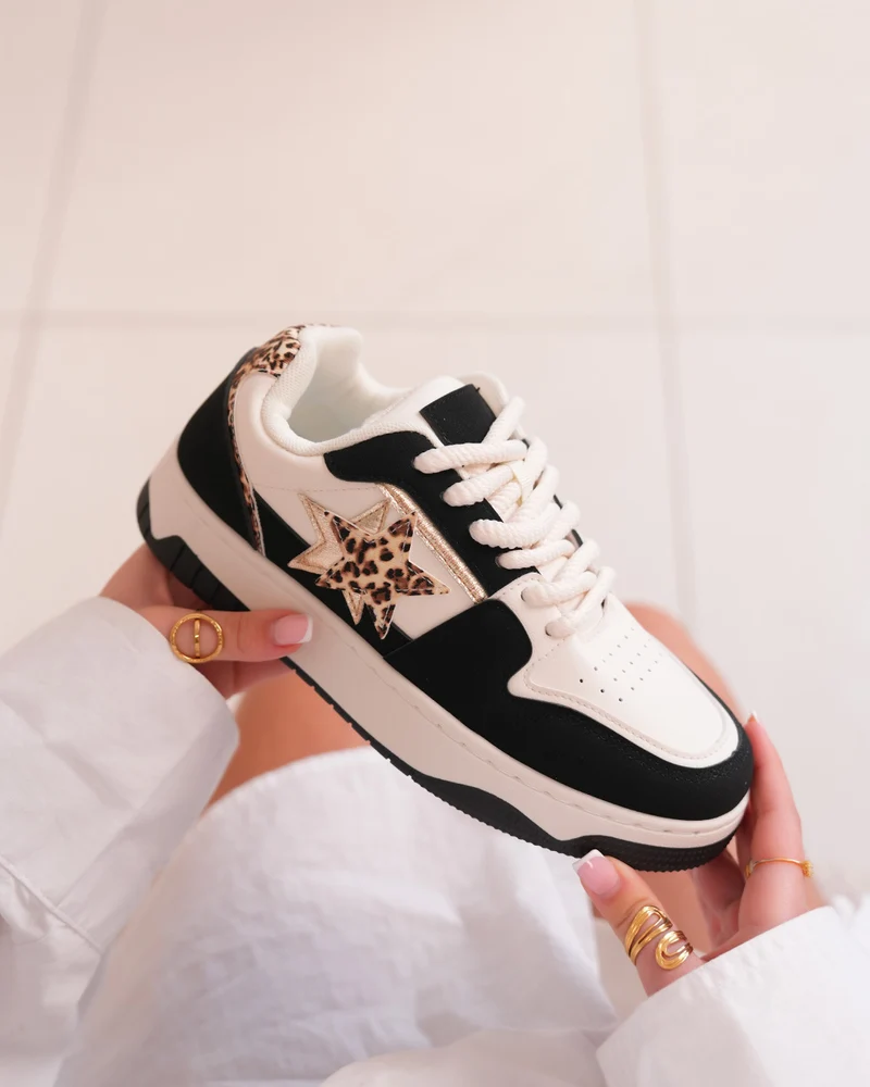 Basket femme blanche et noire tendance avec étoiles léopard et lacets épais