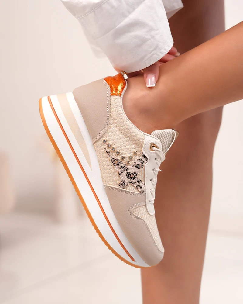 Basket femme beige et orange tendance avec broderie, strass et détail léopard