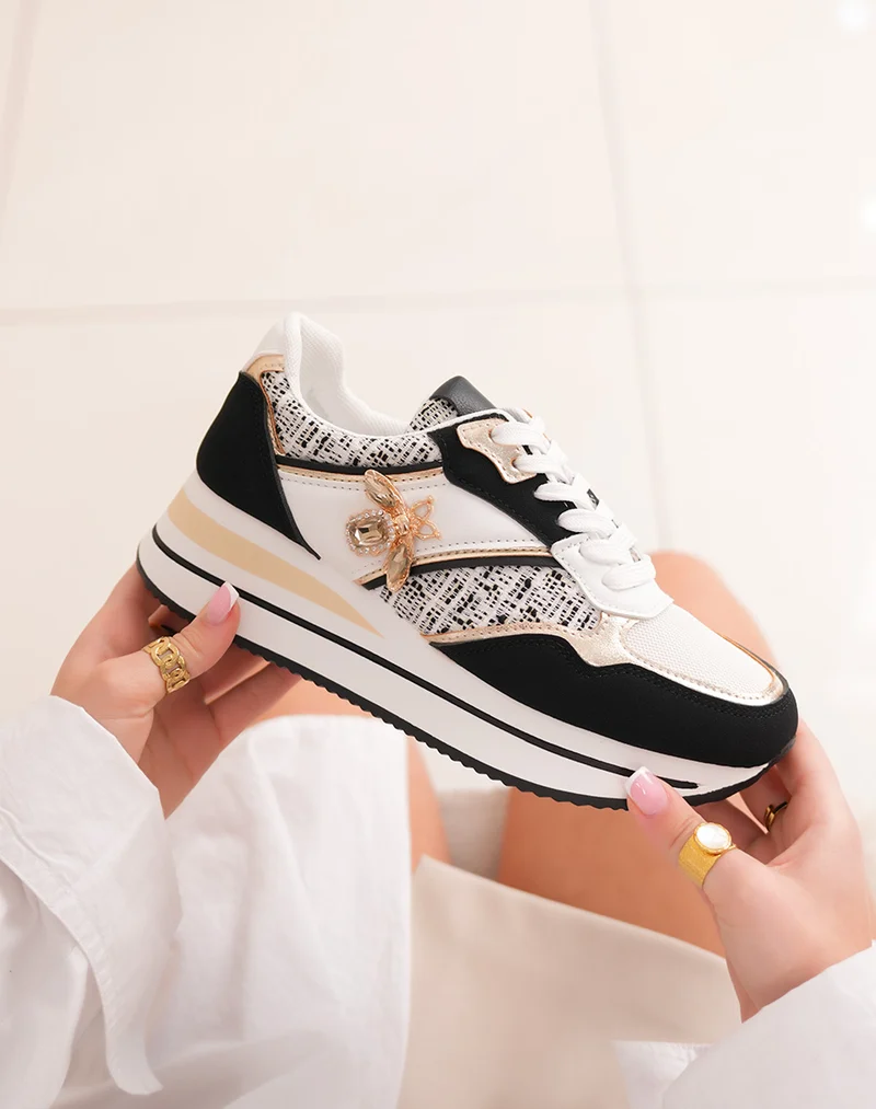 Baskets femme en suédine noire avec bijou abeille doré et détails tissés