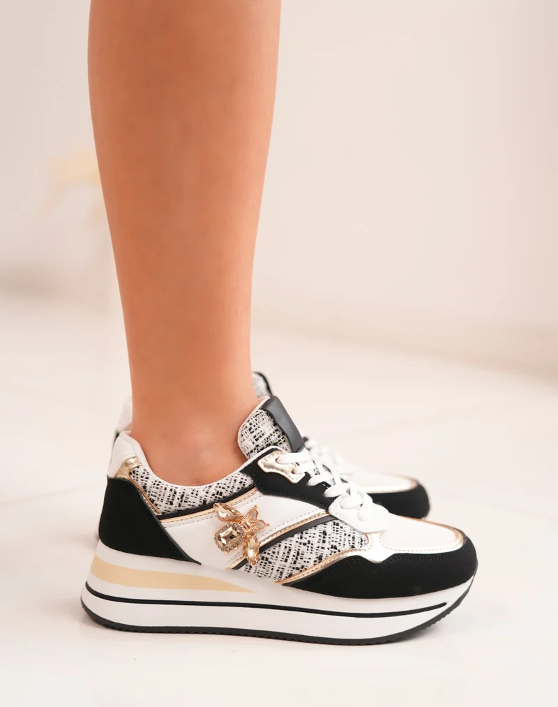 Baskets femme en suédine noire avec bijou abeille doré et détails tissés