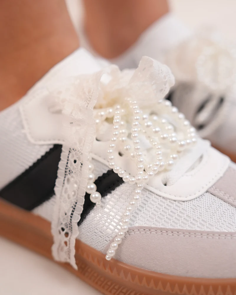 Basket femme blanche effet tissé avec dentelle, perles et semelle marron