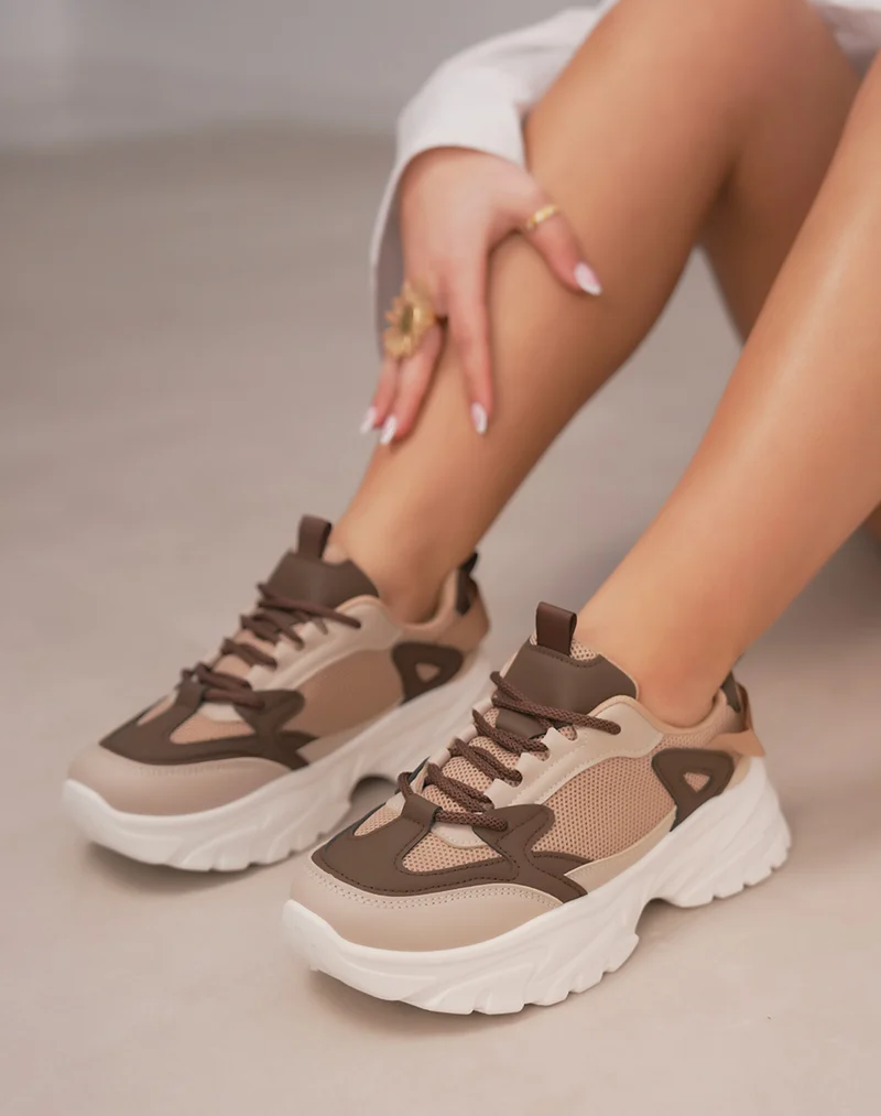 Baskets femme marron à grosse semelle beige et détails taupe – style chunky tendance