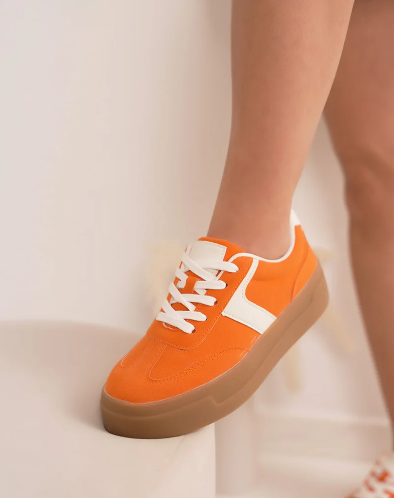 Basket femme orange en peau de pêche à triple plate-forme marron et détails blancs