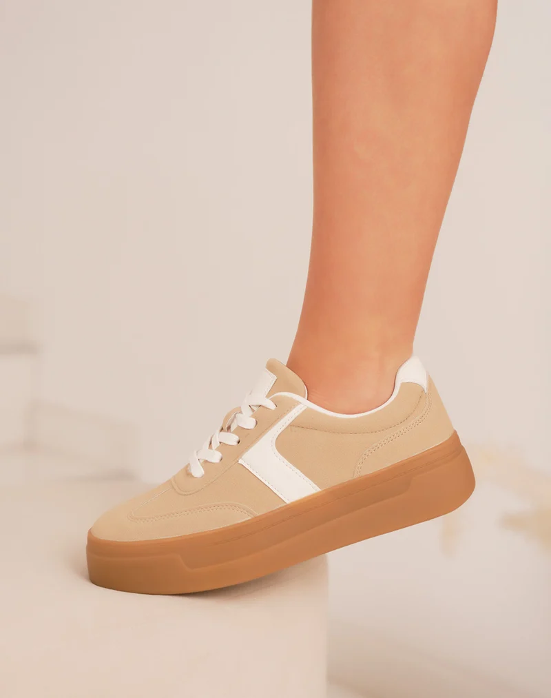 Basket femme beige foncé en peau de pêche à triple plate-forme marron tendance