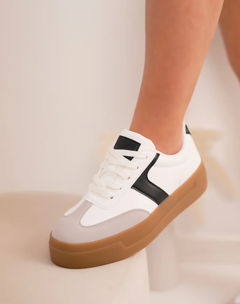 Basket femme blanche tendance à triple plate-forme marron et détails suédine