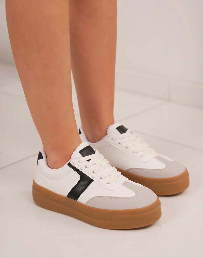 Basket femme blanche tendance à triple plate-forme marron et détails suédine