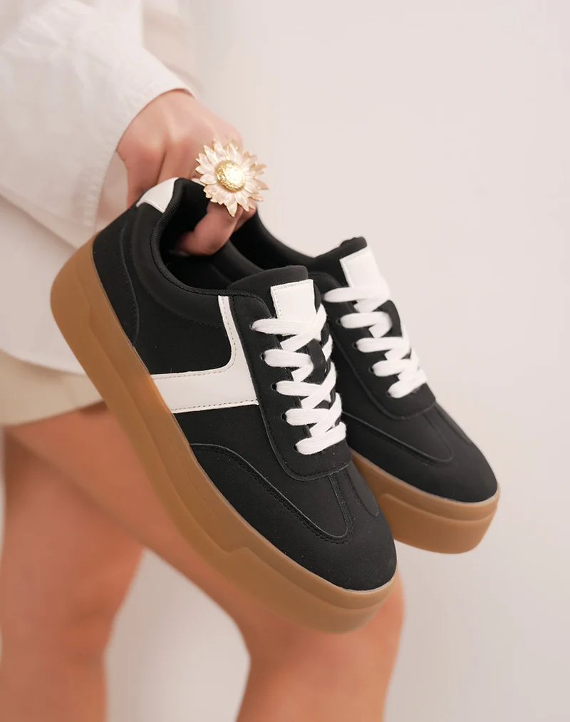 Basket femme noire et blanche tendance à triple plate-forme marron