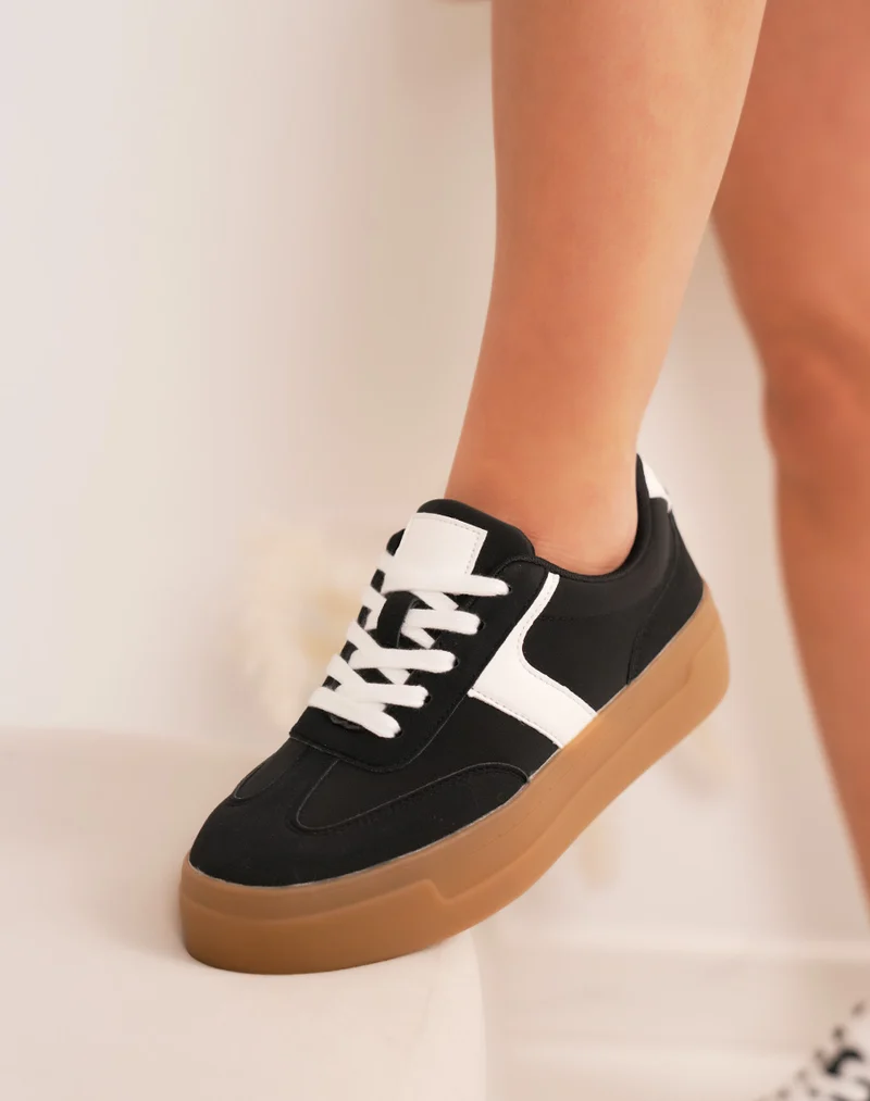 Basket femme noire et blanche tendance à triple plate-forme marron