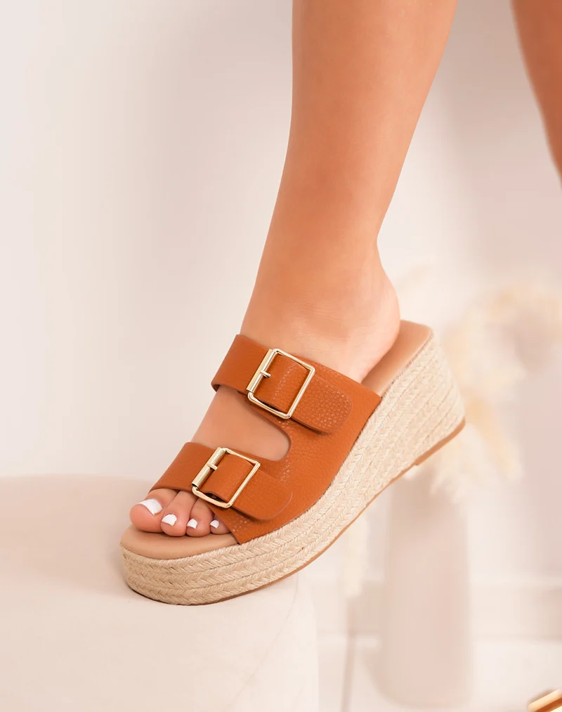 Mules FINDLAY femme camel à brides effet grainé et talon compensé brodé