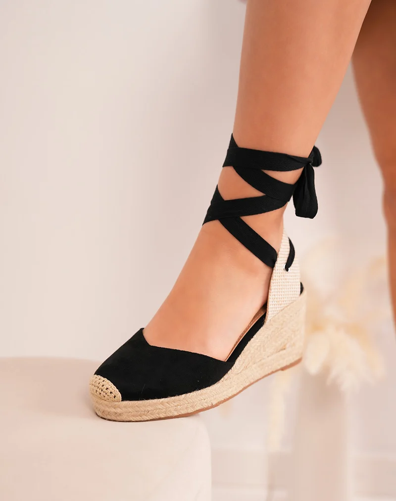 Sandales FINDLAY femme en suédine noire à bout rond tissé avec talon compensé et liens à nouer