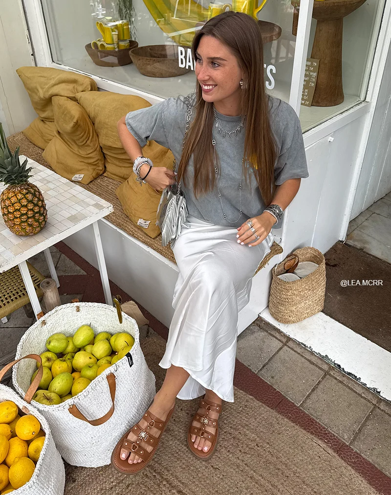 Mules femme camel à triple brides avec clous dorés et bijou soleil, semelle crantée