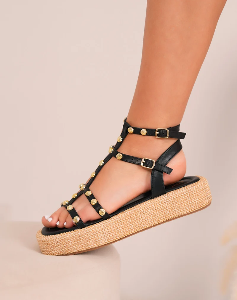 Sandales femme noires à lanières multiples avec clous dorés et talon compensé brodé