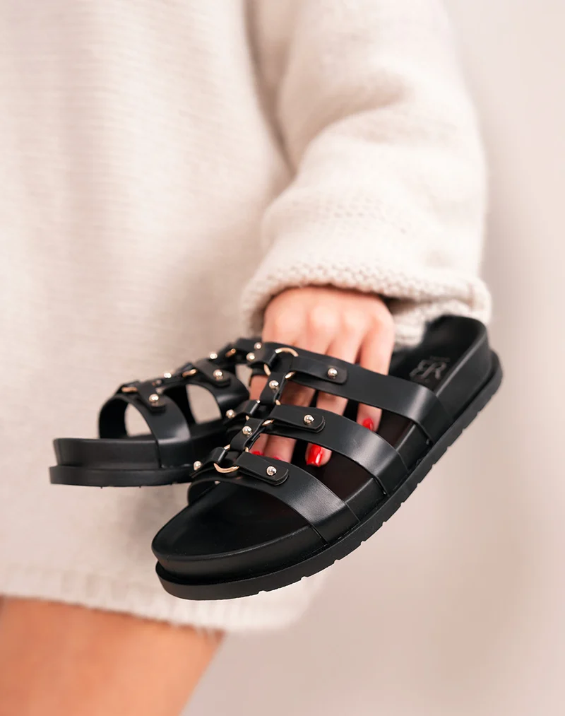 Mules femme noires élégantes à brides avec détails dorés et plateforme confortable