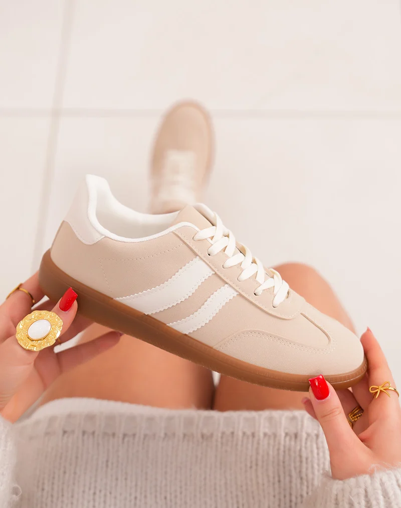 Baskets femme beiges tendance avec rayures blanches et semelle marron