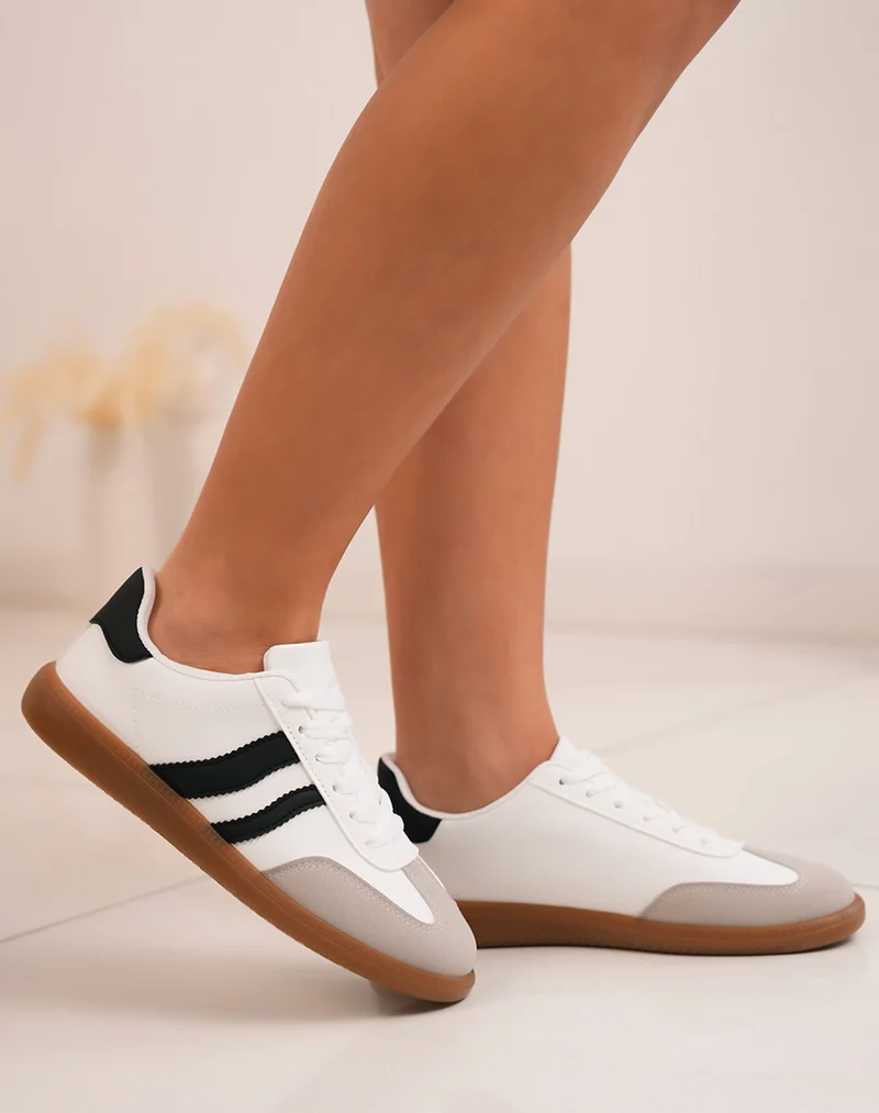 Baskets femme blanches tendance avec rayures noires et semelle marron