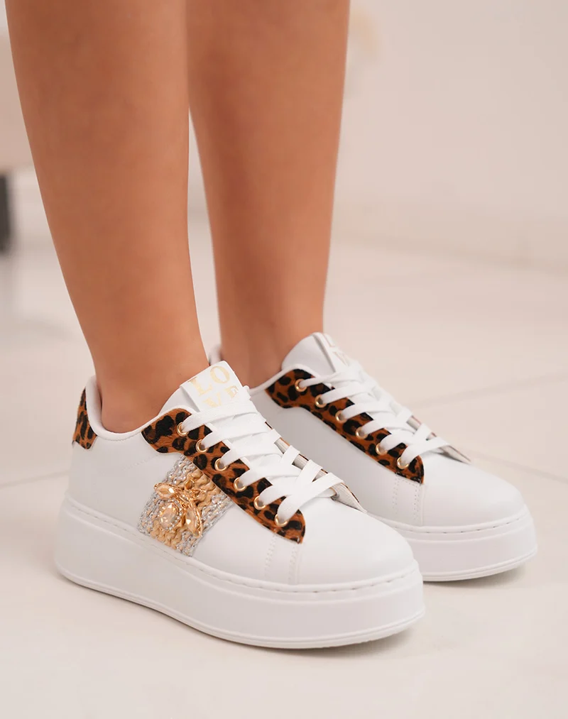 Baskets femme blanches tendance avec détails léopard et bijou doré