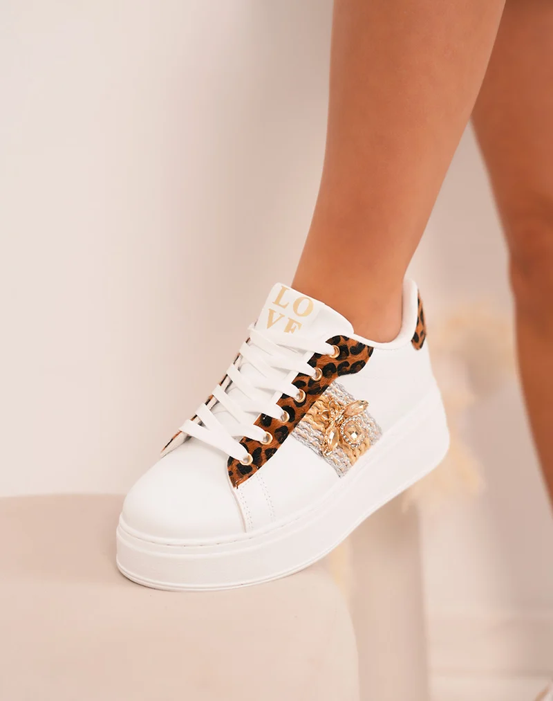Baskets femme blanches tendance avec détails léopard et bijou doré