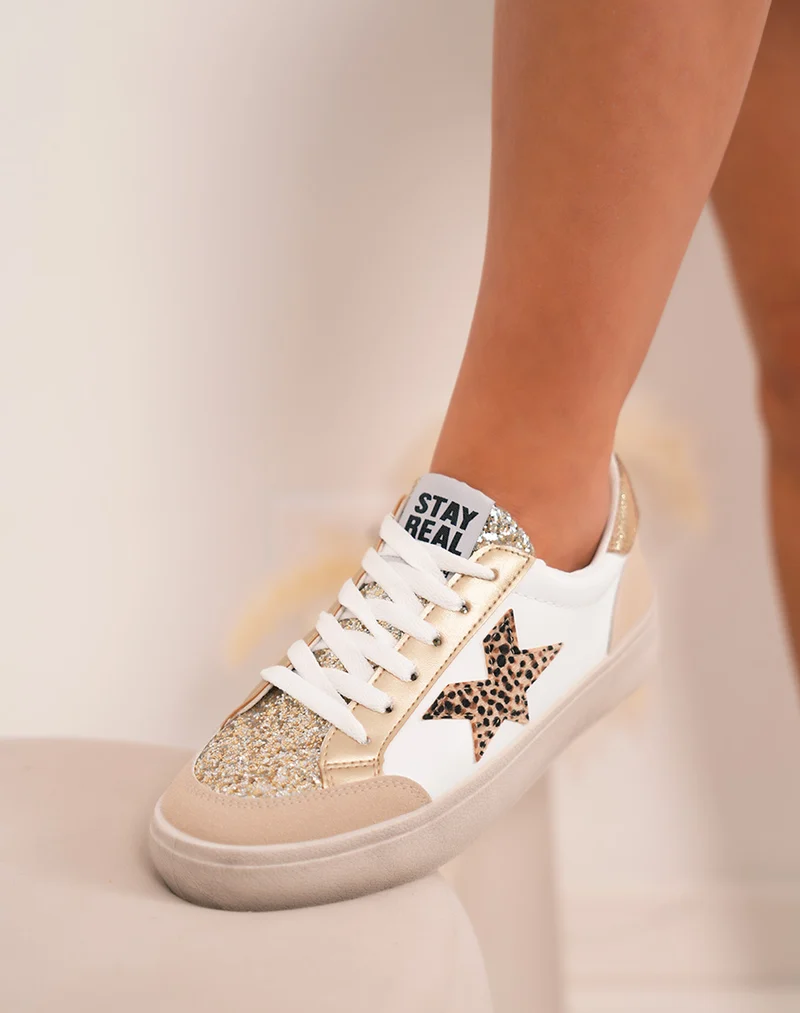 Baskets femme blanches tendance avec étoiles léopard et touches dorées