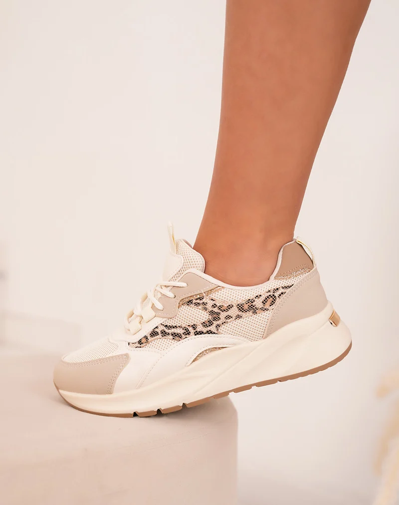 Baskets femme beige tendance avec imprimé léopard et détails dorés