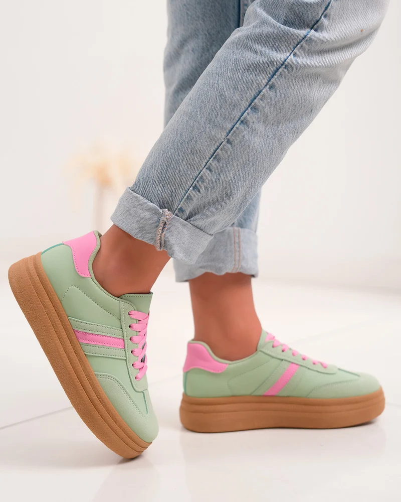 Basket femme verte pastel avec détails roses et plateforme marron moderne