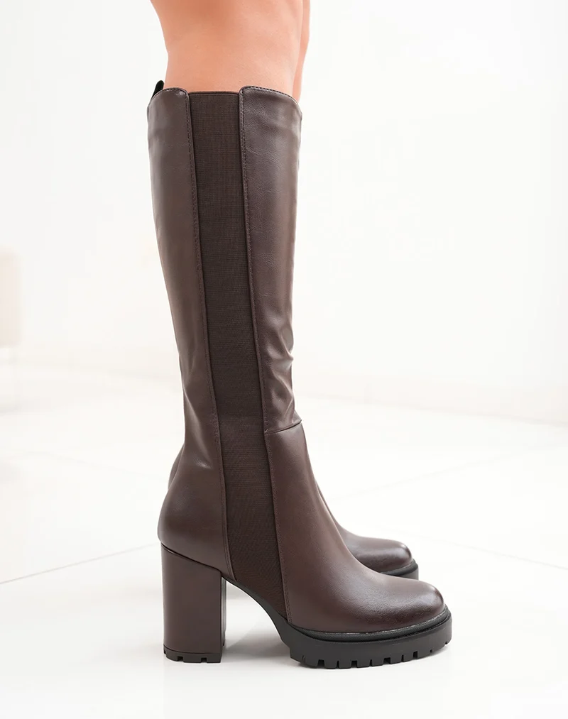 Bottes femme marron élégantes avec talon carré et semelle crantée
