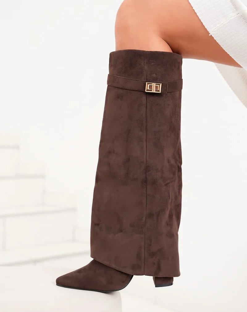 Bottes en suédine marron chocolat à talon et bout pointu