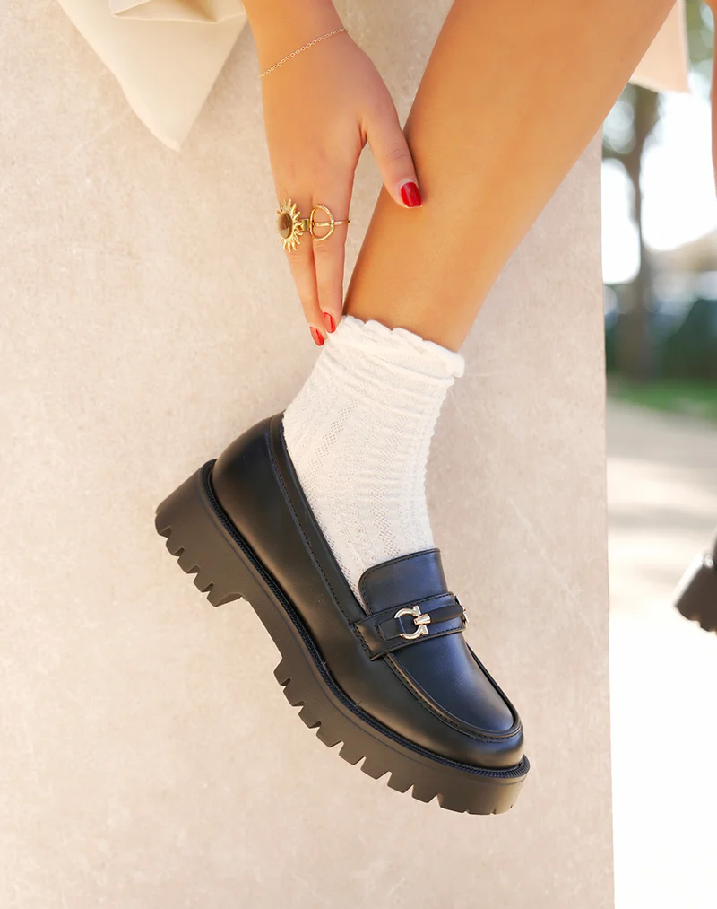 Mocassins femme noirs avec détail doré et semelle crantée épaisse