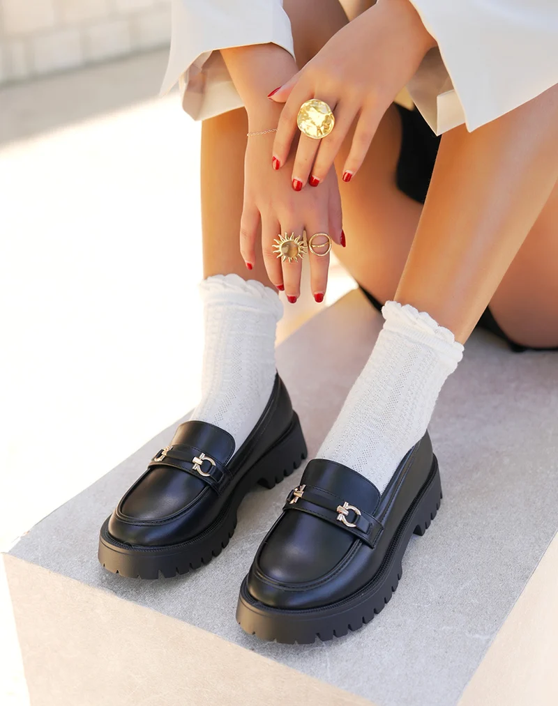 Mocassins femme noirs avec détail doré et semelle crantée épaisse