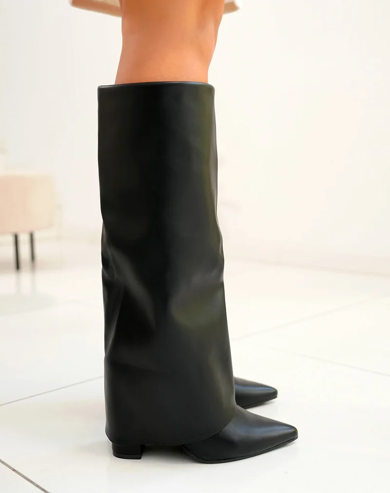 Bottes noires repliées à bout pointus