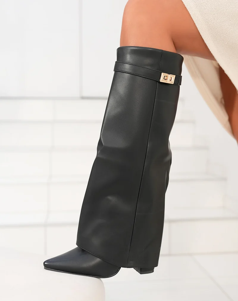 Bottes noires à bout pointu et détails dorés à talon pour Femmes