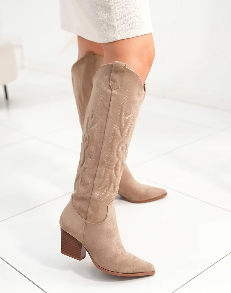 Bottes femme taupe style santiags avec talon épais et détails tissés