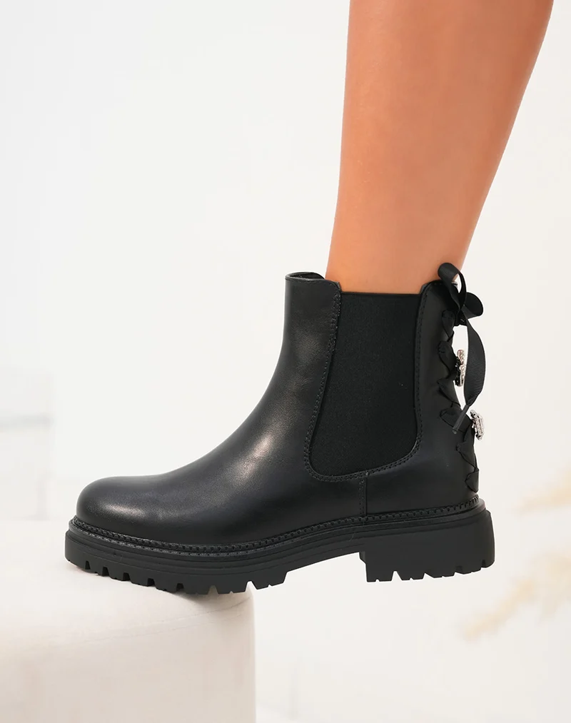 Bottines noires femme style chelsea tendance avec laçage décoratif