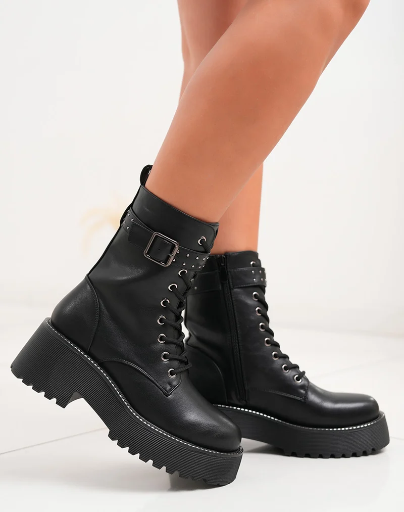 Bottines femme noires à lacets avec lanière cloutée et semelle épaisse