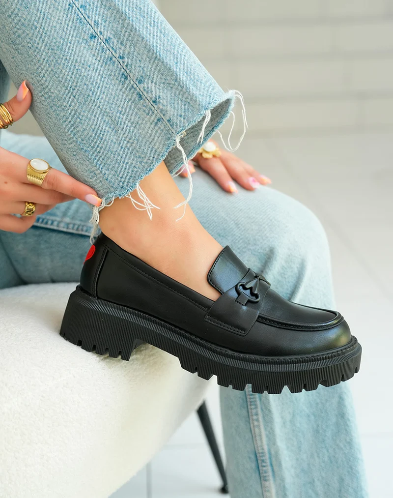 Mocassins noirs audacieux à plateforme crantée et détail coeur rouge