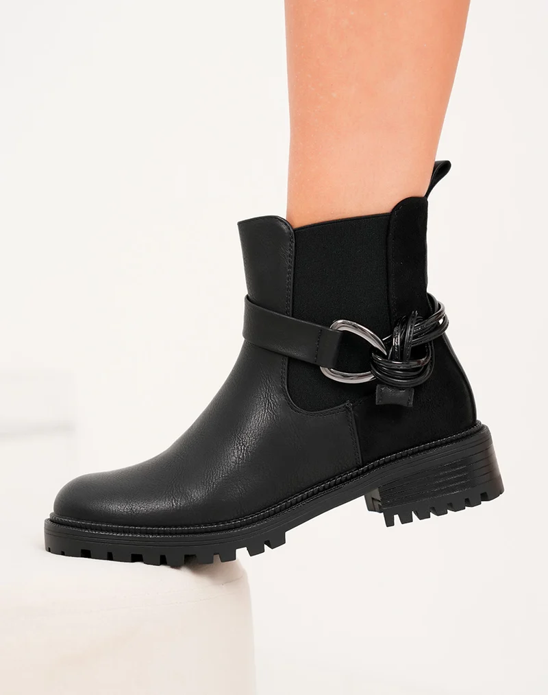 Charme & Durabilité : Bottines Chelsea Noires avec Sangle Nouée