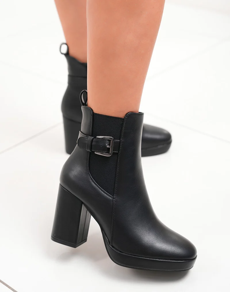 Bottines noires à talon et bout carré