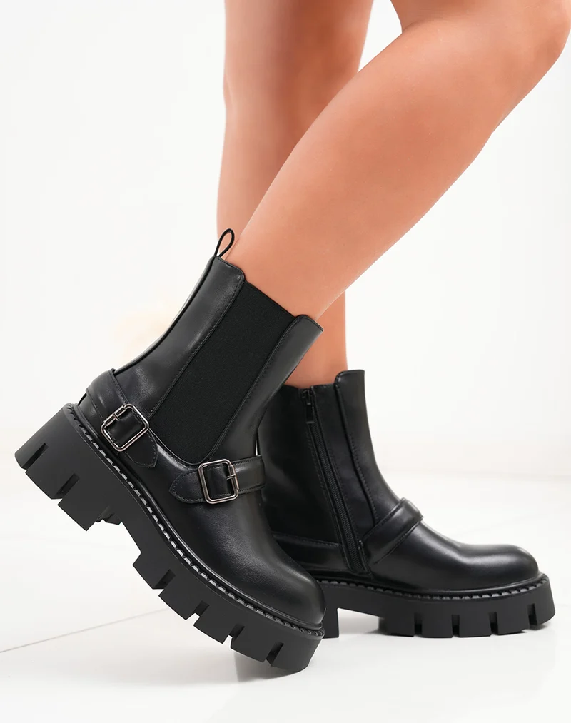 Bottines noires à semelle crantée et double boucles