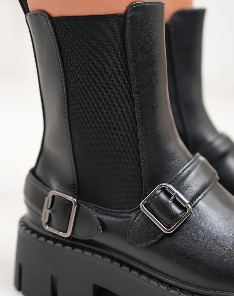 Bottines noires à semelle crantée et double boucles