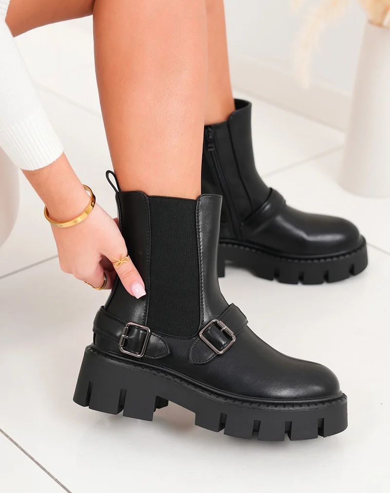Bottines noires à semelle crantée et double boucles