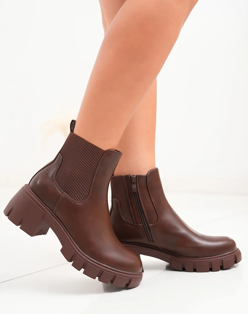 Bottines basses marron à semelle crantée
